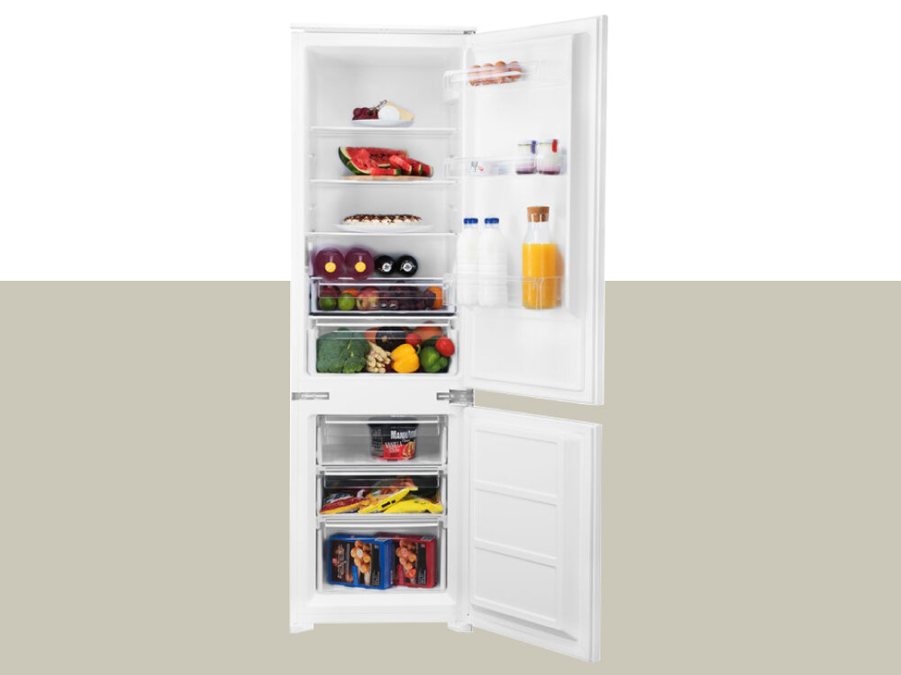 LODÓWKA ETA 139190001D lifestyle otwarta front pełna produkty spożywcze owoce warzywa butelki półki szuflady zamrażarka w klasie **** zdolność mrożenia 3,2 kg na dobę bezpieczne przechowywanie żywności przerwa w dostawie prądu podtrzymanie temperatury 10 godzin jakość przechowywanej żywności elegancki design praktyczna nowoczesna energooszczędna wysoka funkcjonalność