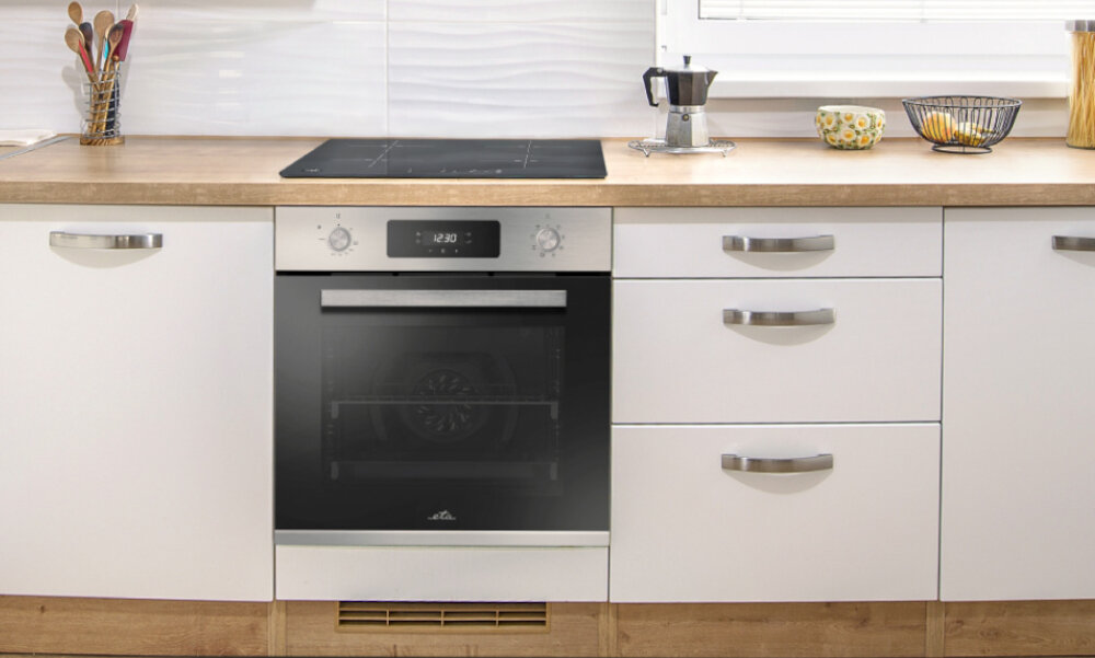 Piekarnik ETA Comfort 178790000 lifestyle kuchnia zabudowa front zamknięty białe meble szafki akcesoria dekoracje kuchenne drewno blat