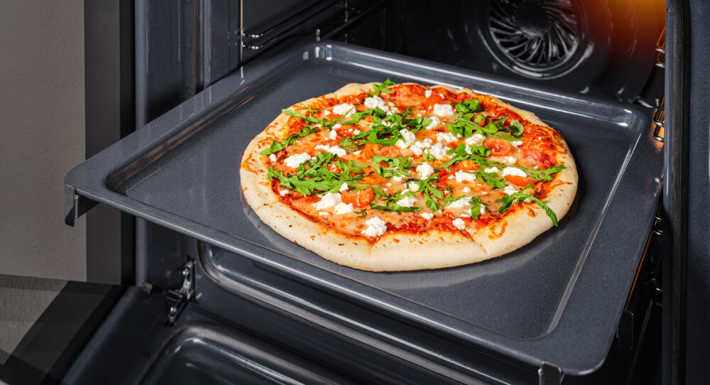 Piekarnik ETA Comfort 178790000 lifestyle blacha wysunięta piekarnik otwarty pizza drzwi trzyszybowe izolacja ciepła bezpieczeństwo dzieci blachy piekarnicze ruszt grillowanie solidne wykonanie wysokiej jakości materiały piekarnik ETA trwałość