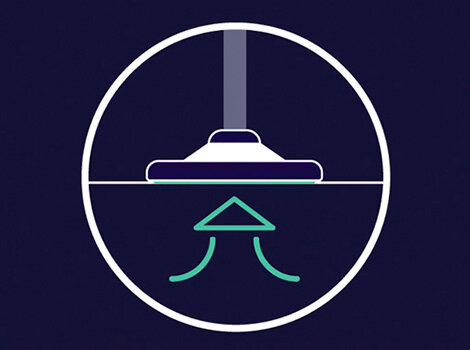 Grafika przedstawia ikonę odkurzacza z trójkątną strzałką skierowaną w górę, symbolizującą zasysanie powietrza. Tło jest ciemnoniebieskie, a elementy graficzne są w kolorze białym i zielonym.