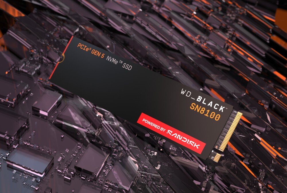 Dysk SANDISK WD Black SN8100 Dysk komputerowy M.2 z napisami 'PCIe GEN 5 NVMe SSD' oraz 'SN8100' leżący ukośnie na ciemnym, geometrycznym tle przypominającym strukturę kryształów, opis