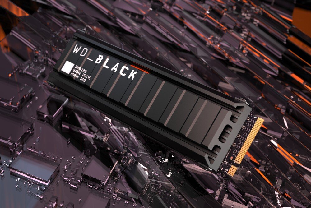 Dysk SANDISK WD Black SN8100 Dysk komputerowy M.2 z napisami 'PCIe GEN 5 NVMe SSD' oraz 'SN8100' leżący ukośnie na ciemnym, geometrycznym tle przypominającym strukturę kryształów, opis