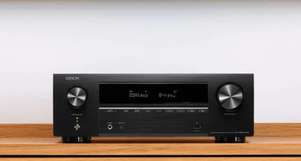 DENON AVR-X1800 siedmiokanałowy wzmacniacz 145W kino domowe mocny dźwięk, amplituner od frontu stojący na drewnianej szafce