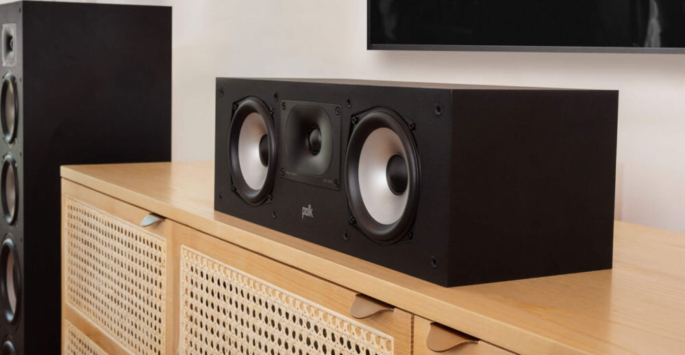POLK AUDIO Monitor XT30C pasmo 77Hz-26kHz centralny głośnik kino domowe, kolumna centralna stojąca na szafce w pomieszczeniu