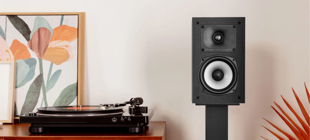 POLK AUDIO Monitor XT15 głośnik podstawkowy 5.25 cala Terylene kino domowe efektowy, kolumna podstawkowa stojąca na stojaku obok szafki z gramofonem