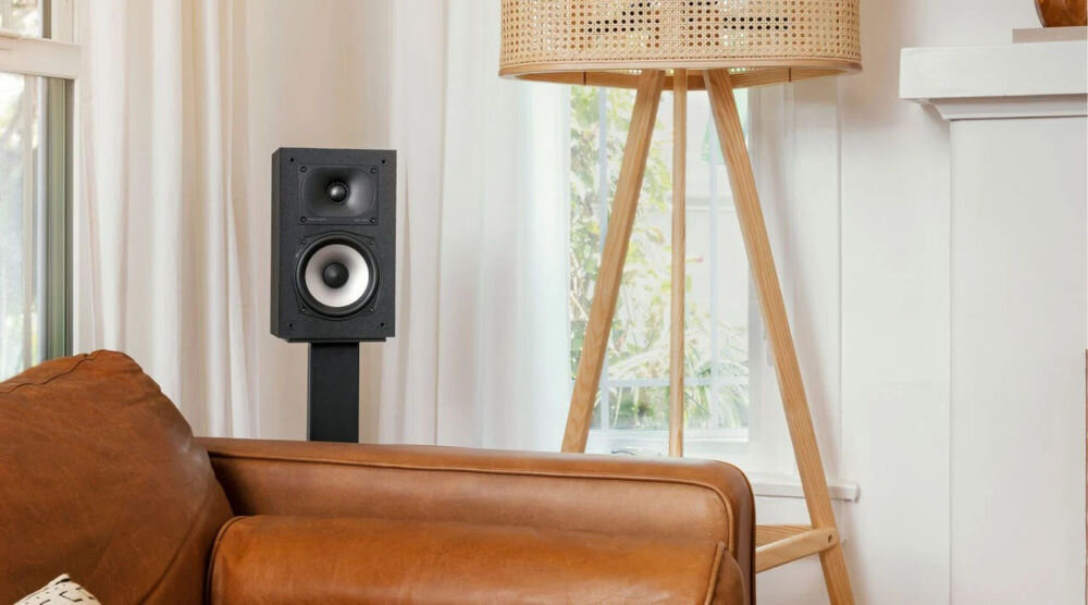 POLK AUDIO Monitor XT15 pasmo przenoszenia 48Hz-40kHz szczegółowe brzmienie, kolumna podstawkowa stojąca na stojaku obok sofy