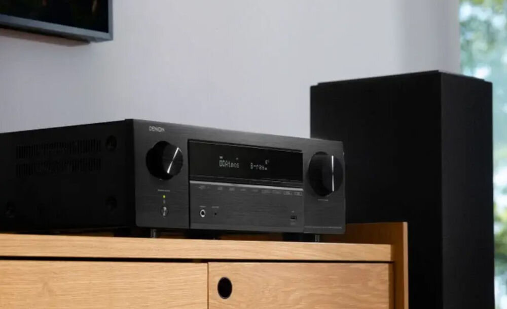 DENON AVR-X1800 Dolby Atmos DTS:X przestrzenny dźwięk kino domowe, amplituner od frontu stojący na drewnianej szafce