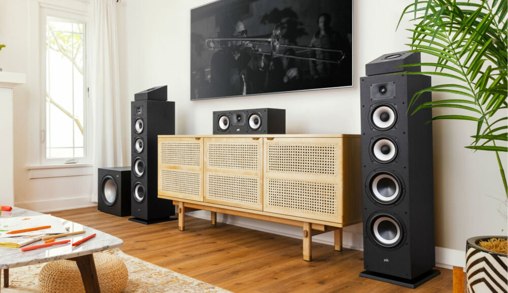 POLK AUDIO Monitor XT70 głośnik wysokotonowy Terylene pasmo 40kHz, szafka stojąca pomiędzy kolumnami przednimi w pomieszczeniu, głośnik centralny stojący na szafce