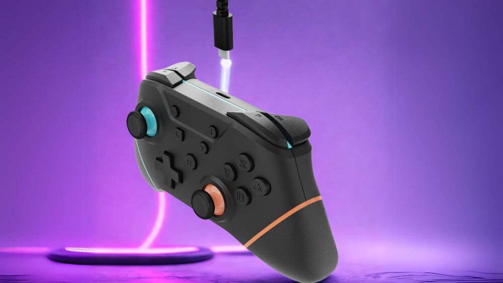 Kontroler ARMOR3 M07467-BUOR Czarny prezentacja kontrolera pod kątem podczas wpinania kabla na fioletowym tle z ledami swoboda ruchu kompatybilność Nintendo Switch OLED Lite 2 wbudowany akumulator do 10 godzin gry bezprzewodowy ergonomiczny design styl wydajność