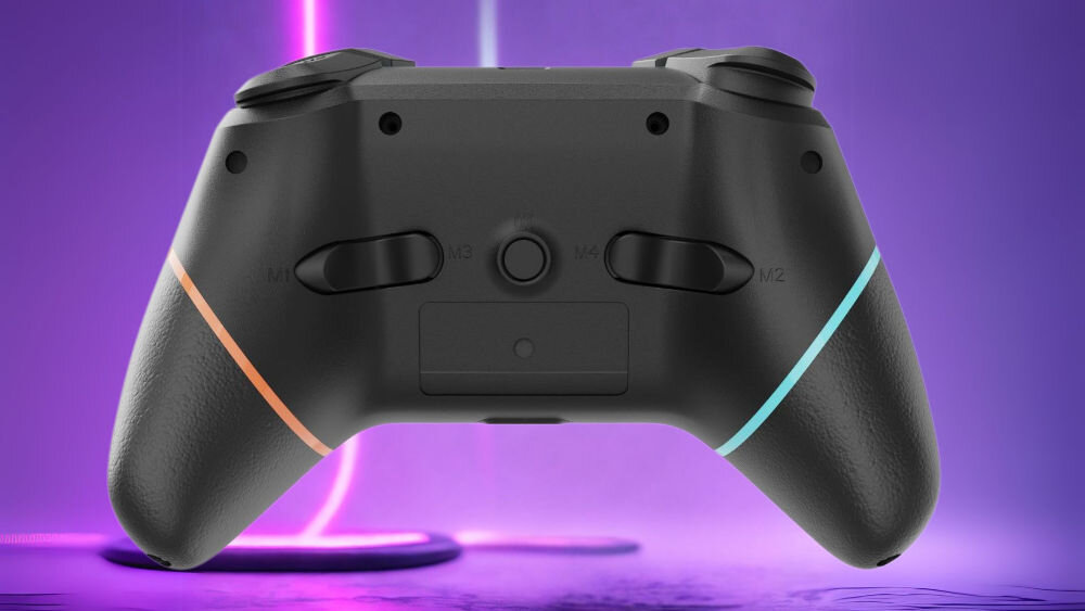 Kontroler ARMOR3 M07467-BUOR Czarny prezentacja kontrolera od tyłu na fioletowym tle z ledami programowalne przycisku Pro Paddle sterowanie ruchem realistyczne sprzężenie zwrotne siły funkcja turbo