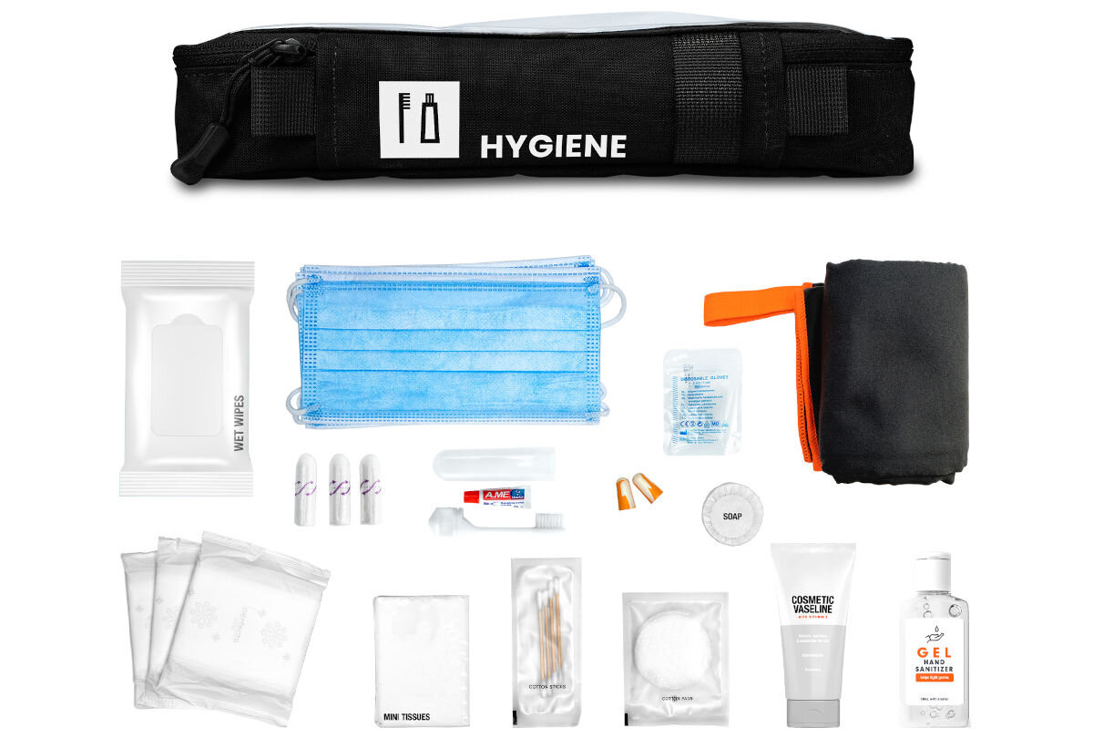 Plecak ewakuacyjny HELP BAG Max Czarny, higiena, kosmetyki, ręcznik, mydło, na białym tle w torba modułu oraz poniżej w pełni przedstawione akcesoria zestawu