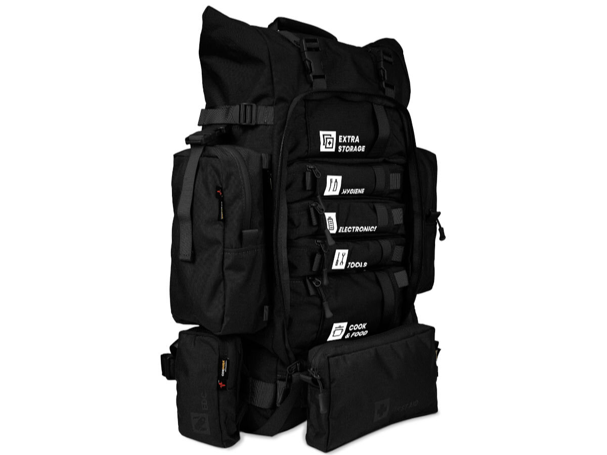Plecak ewakuacyjny HELP BAG Max Czarny, plecak, kieszenie, zapinanie, pojemność, na białym tle od frontu otwarty plecak z pokazaniem modułów w środku