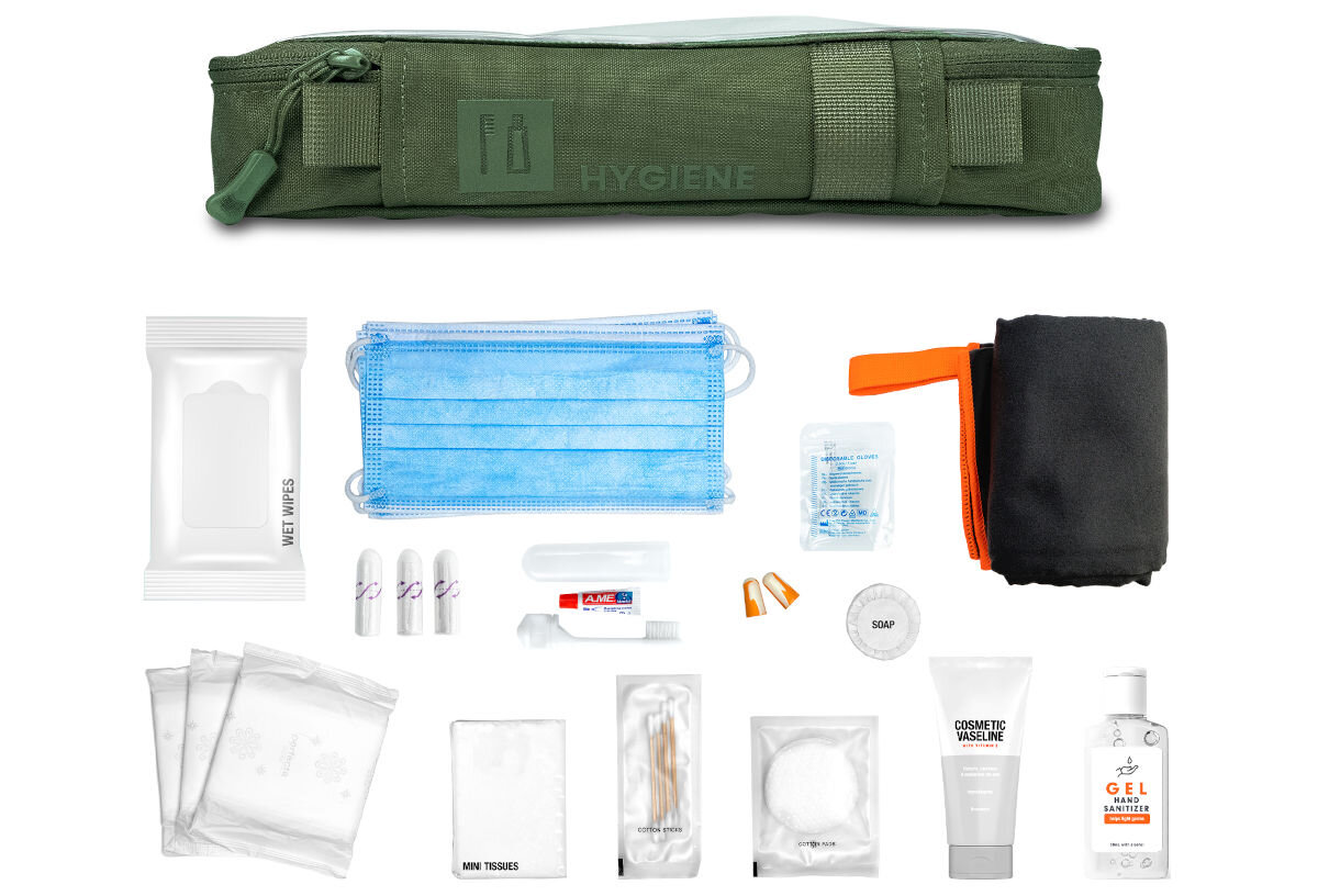 Plecak ewakuacyjny HELP BAG Max Zielony, higiena, kosmetyki, ręcznik, mydło, na białym tle w torba modułu oraz poniżej w pełni przedstawione akcesoria zestawu