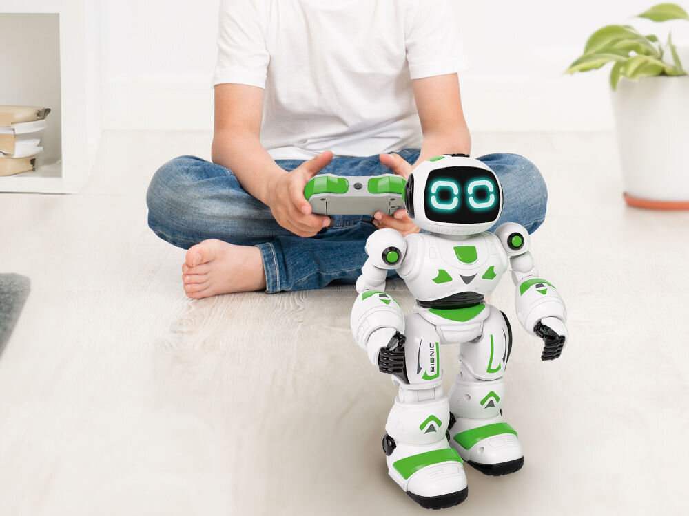 Zabawka interaktywna XTREM BOTS Bionic dziecko siedzące na podłodze sterujące robotem przez pilot
