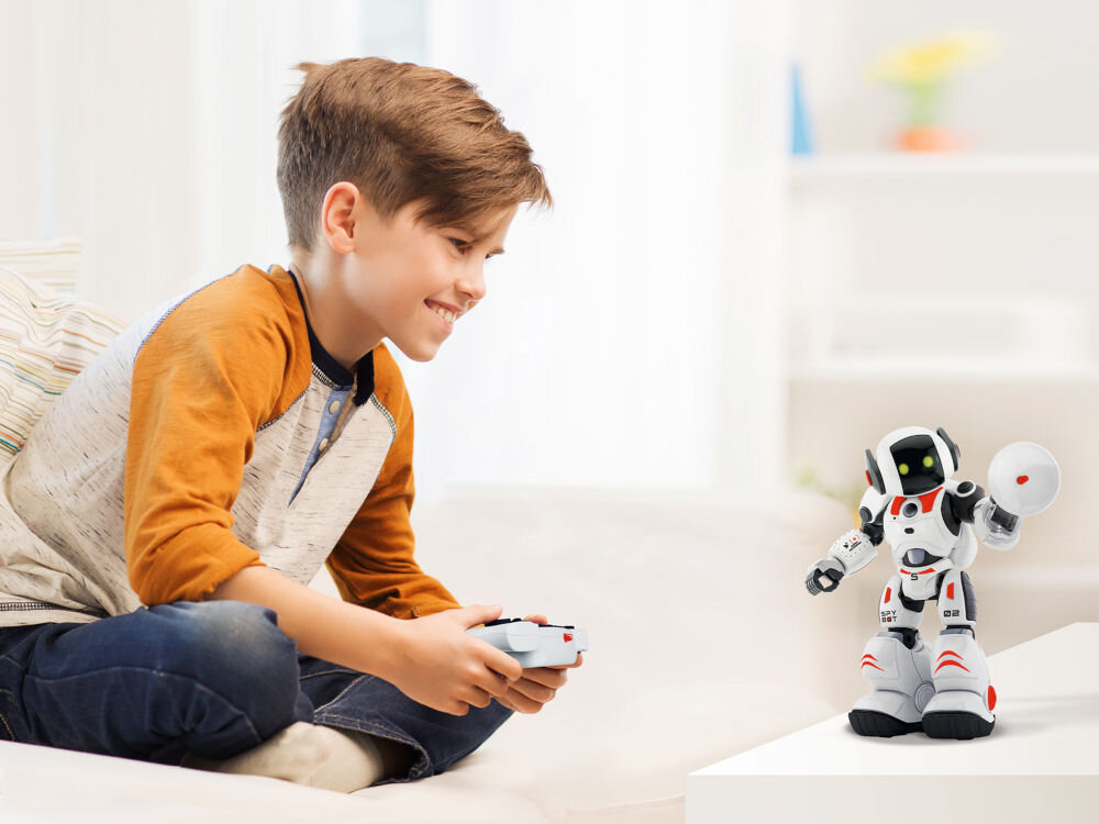 Zabawka interaktywna XTREM BOTS James The Spy Bot dziecko bawiące się robotem sterowanie pilotem