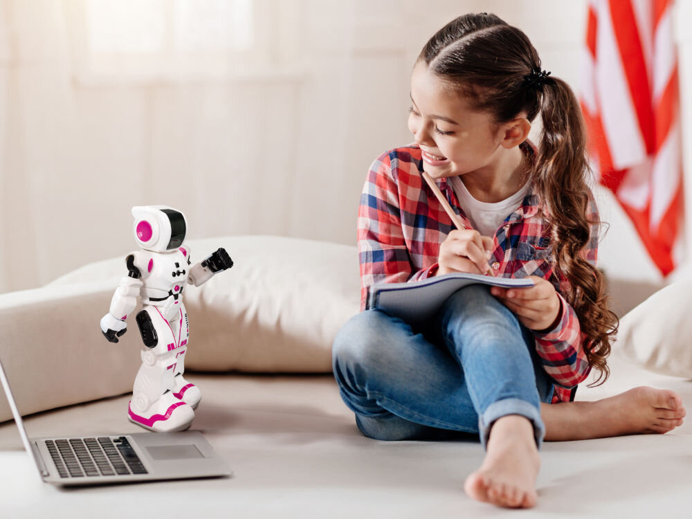 Zabawka interaktywna XTREM BOTS James The Spy Bot dziecko bawiące się robotem sterowanie pilotem