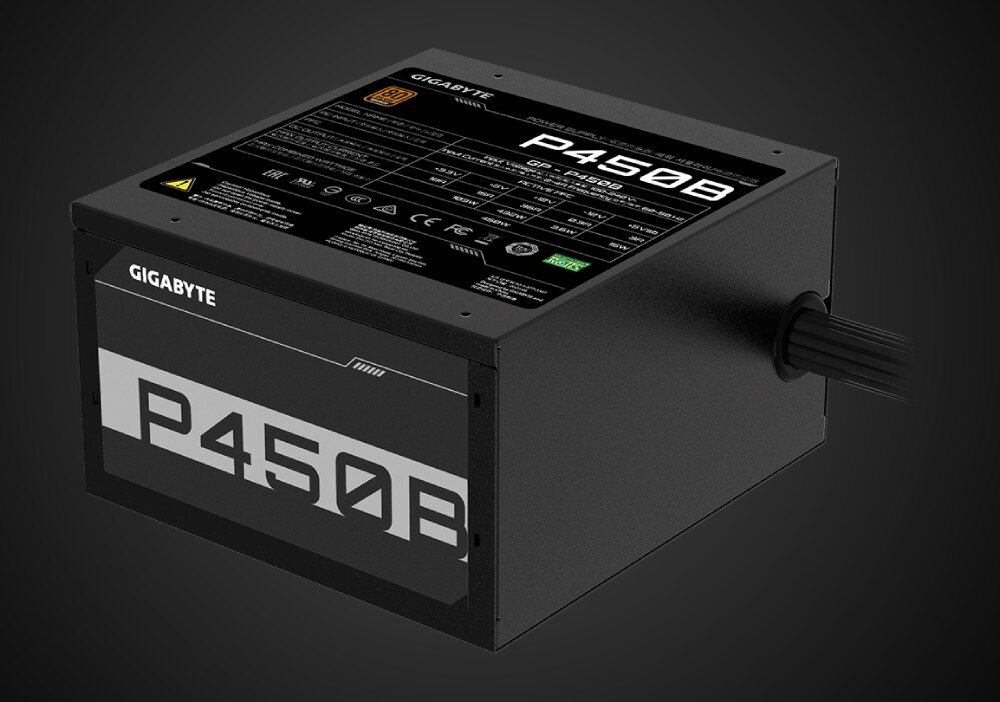 Komputer XQUANTUM XQR5R16S1TB-XA30WP Zasilacz komputerowy w czarnej obudowie umieszczony obok otwartej konstrukcji obudowy. Na panelu bocznym widoczne oznaczenie mocy oraz specyfikacja techniczna, zasilacz, moc, sprawność