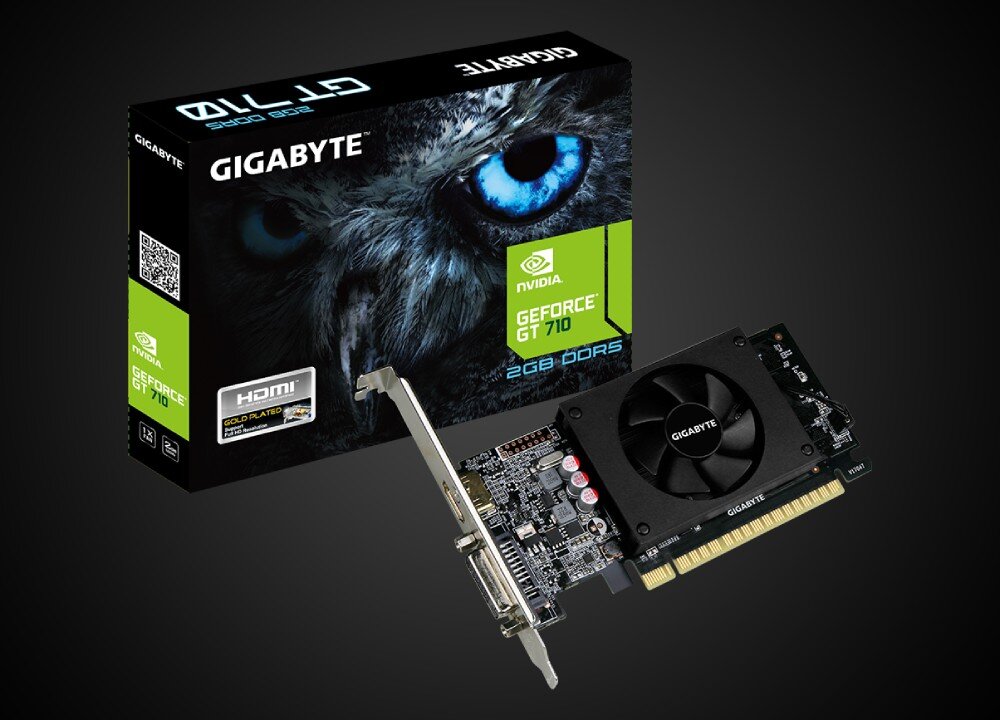 Komputer XQUANTUM XQR5R16S1TB-XA30WH Karta graficzna z wentylatorem na tle opakowania z motywem oka drapieżnego ptaka. Logo producenta oraz oznaczenie modelu widoczne na pudełku, karta graficzna, parametry, wydajność, obraz