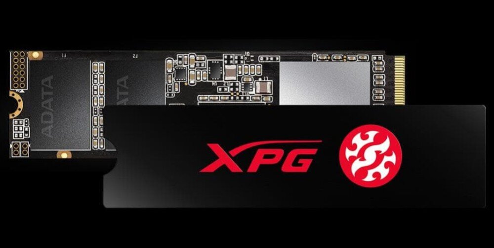 Komputer MAD DOG LOGIC-ARGB-I02DR16 Dysk SSD w standardzie M.2 z radiatorem, na którym widnieje czerwone logo XPG, dysk SSD, pojemność, prędkość, żywotność