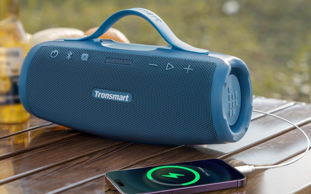 Głośnik TRONSMART Mirtune S100 power bank ładowanie telefonu USB, smartfon podłączonym kablem do głośnika