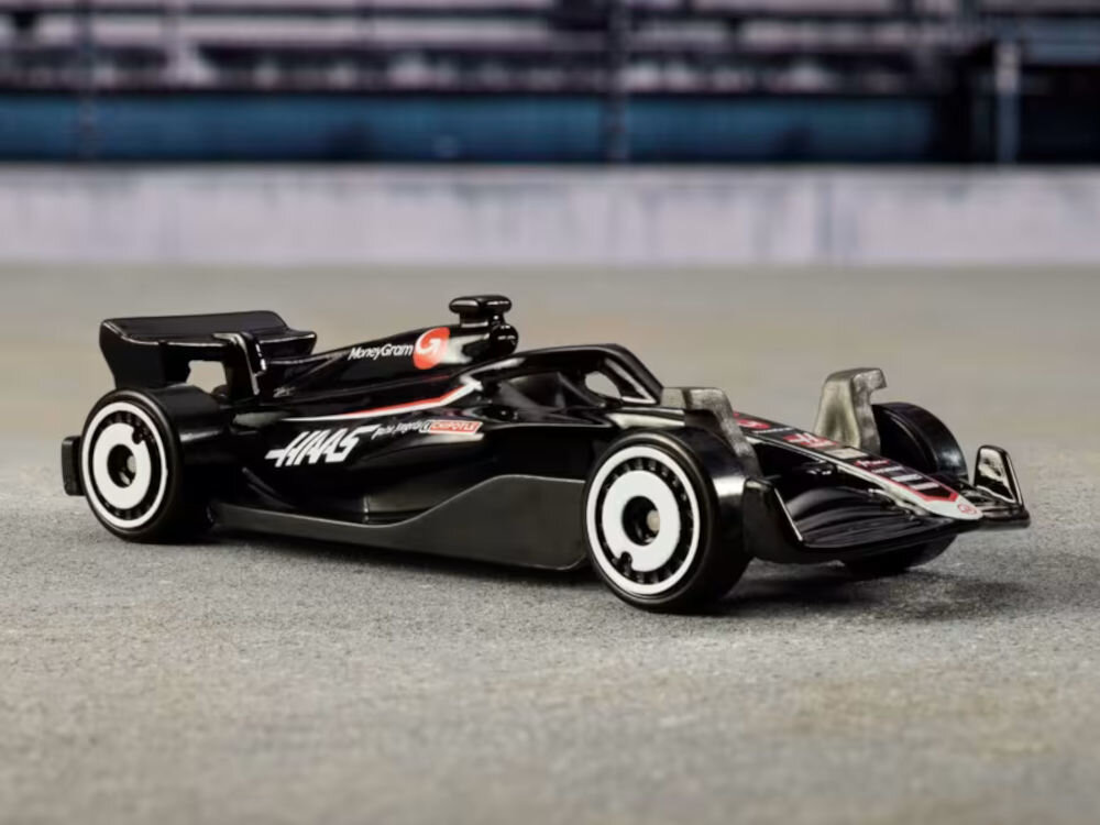 Samochód Hot Wheels Formuła 1 Race Team JGF58 (5 szt.) zestaw pięć samochodzików wyścigowych w skali 1:64 McLaren Alpine RB Sauber Haas - samochód w czarnej kolorystyce