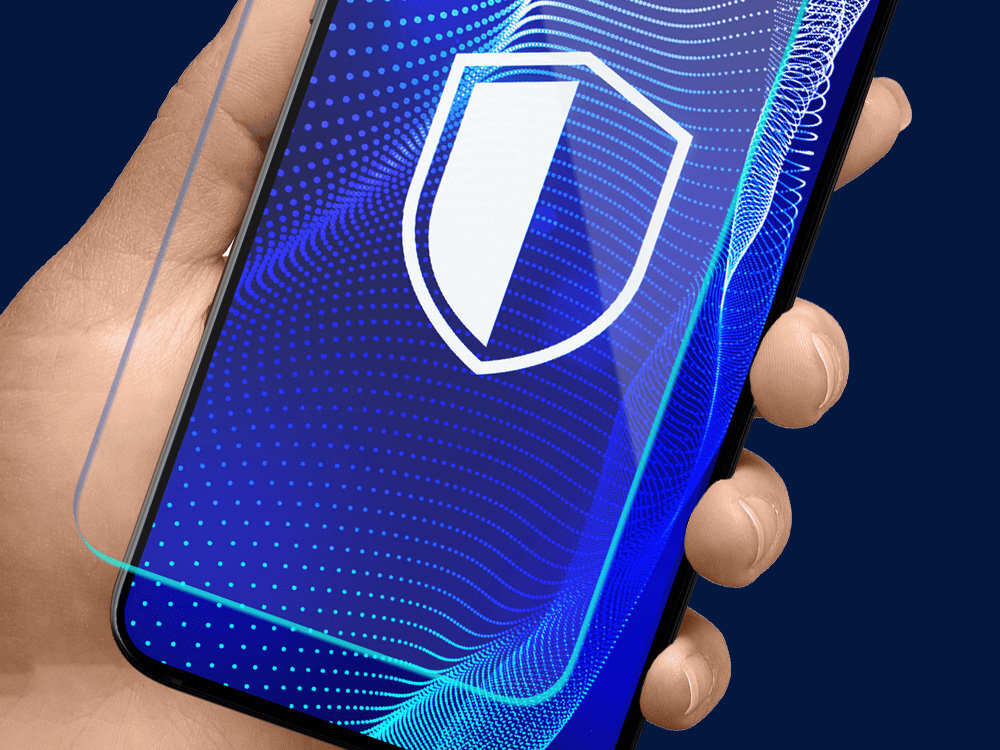 Osoba trzyma smartfon z wyświetlaczem, na którym widoczna jest grafika z tarczą ochronną. Na ekranie widać niebieskie wzory i linie.