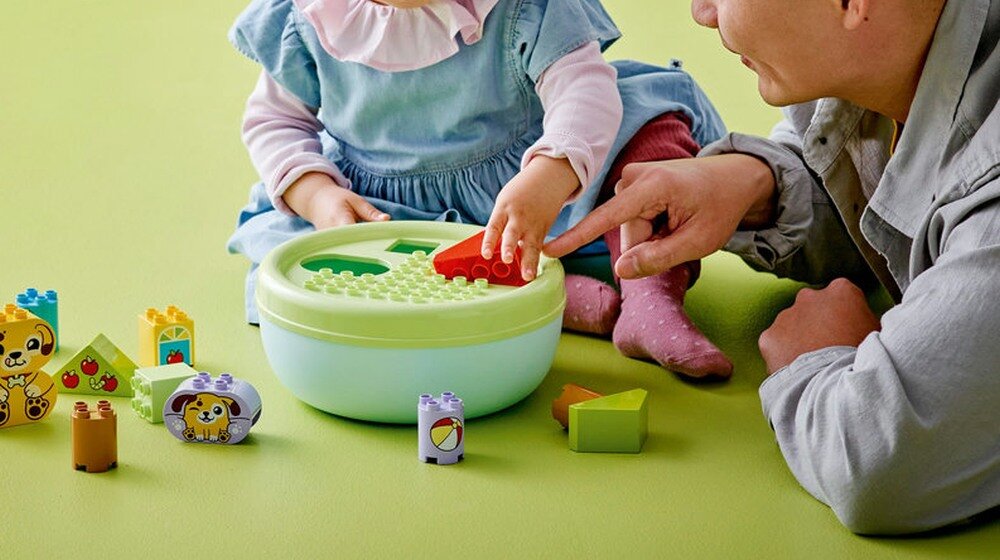 LEGO 10441 DUPLO Sorter kształtów: dom szczeniaczków wspiera rozwój myślenia przestrzennego pieski