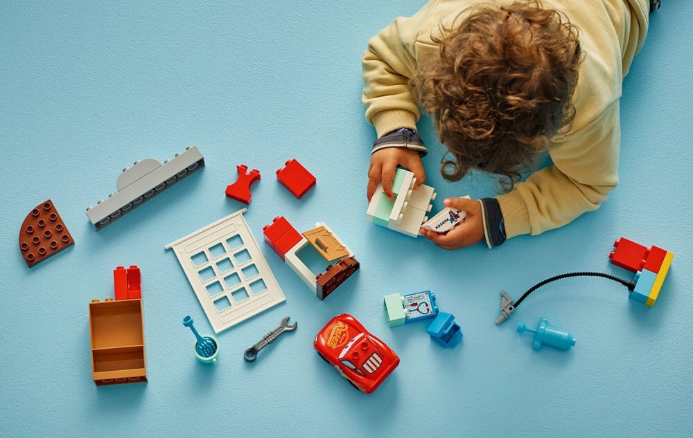 LEGO 10456 DUPLO Disney Wizyta McQueena w warsztacie Wójta zdolności manualne rozwój dziecka koordynacja umiejętności wyobraźnia