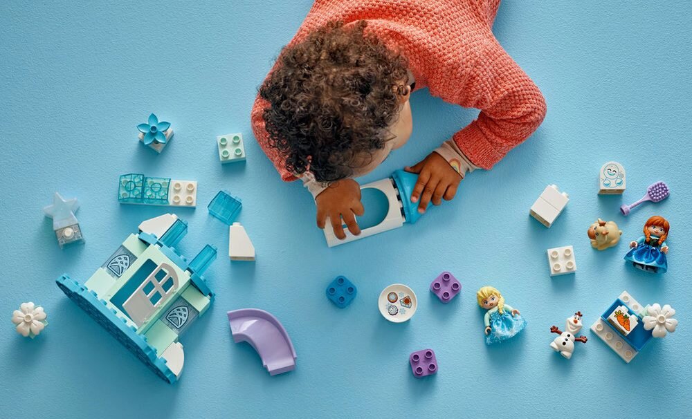 LEGO 10455 DUPLO Disney Przyjęcie w lodowym zamku Anny i Elzy zdolności manualne rozwój dziecka koordynacja umiejętności wyobraźnia 
 