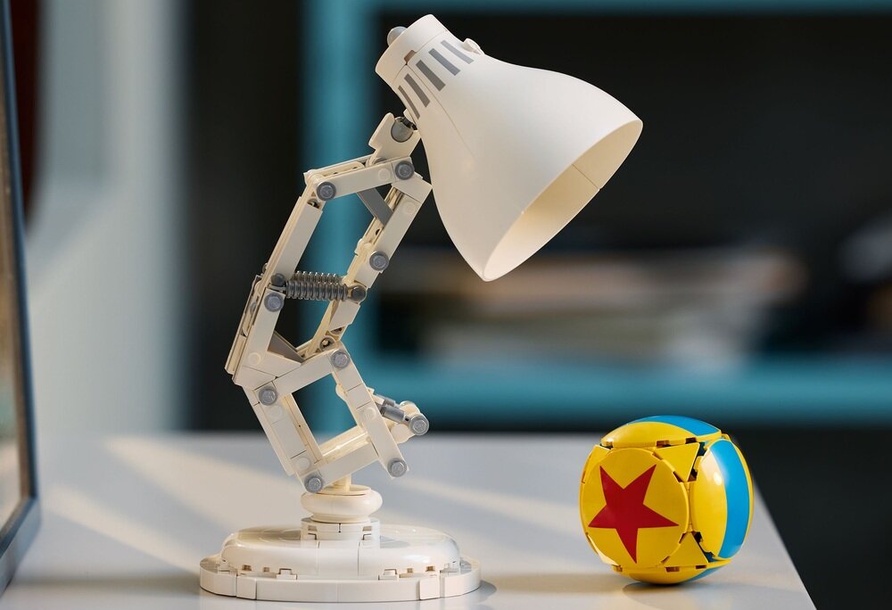 LEGO 21357 IDEAS Disney Pixar Luxo Jr. kv lifestyle początek opisu sekcja nagłówkowa