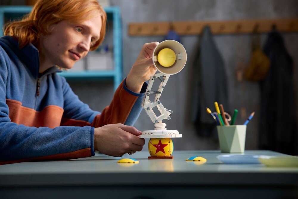 LEGO 21357 IDEAS Disney Pixar Luxo Jr. 29 cm wysokości, 14 cm szerokości i 11 cm głębokości