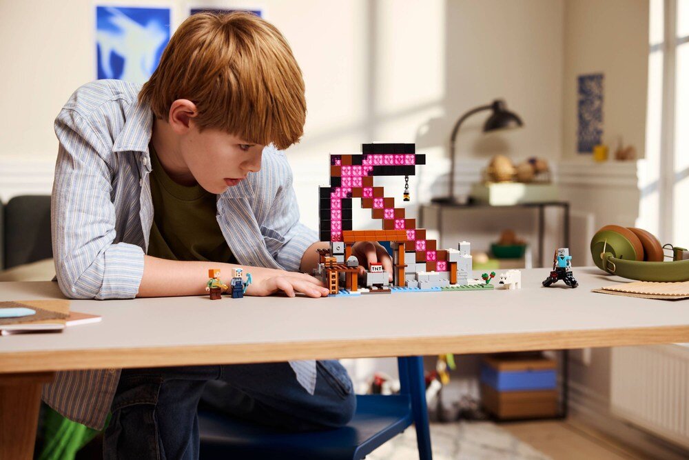 LEGO 21277 Minecraft Kilofowa kopalnia 22 cm wysokości, 16 cm szerokości i 14 cm głębokości