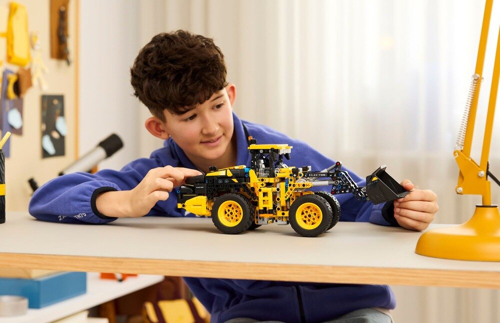 LEGO 42209 Technic Ładowarka kołowa Volvo L120 Electric elementy opis konstrukcji wiek