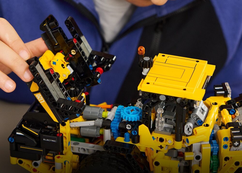 LEGO 42209 Technic Ładowarka kołowa Volvo L120 Electric 14 cm wysokości, 35 cm długości i 11 cm szerokości 973 elementów