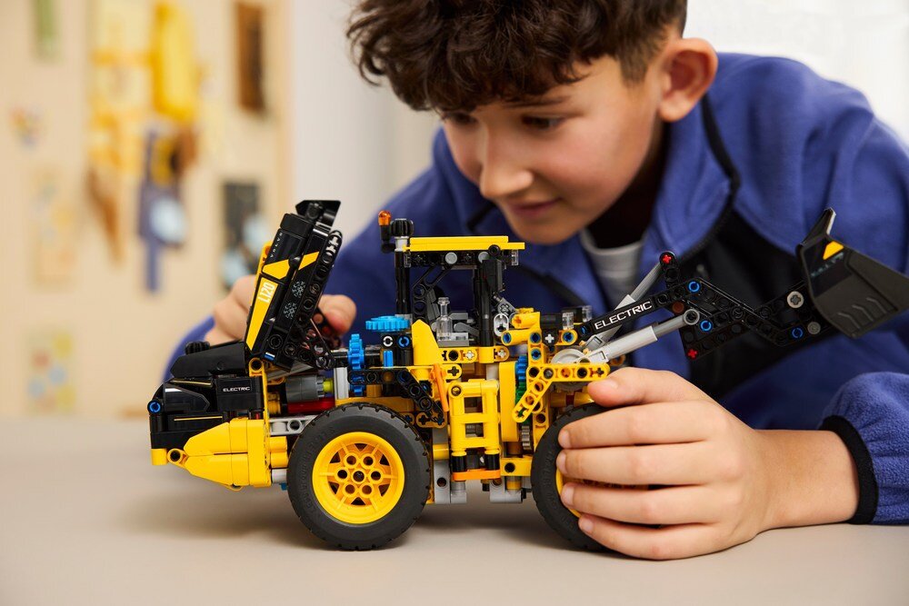 LEGO 42209 Technic Ładowarka kołowa Volvo L120 Electric zabawa z wyobraźnią