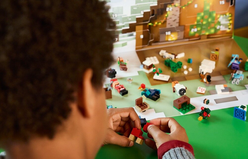 LEGO 21280 Minecraft Kalendarz adwentowy na 2025 rok dla dzieci  Alex, Steve, Creeper, utopiec, tułacz, śnieżny golem, zombie i osadnik w stroju Świętego Mikołaja  akcesoria i świąteczne elementy 