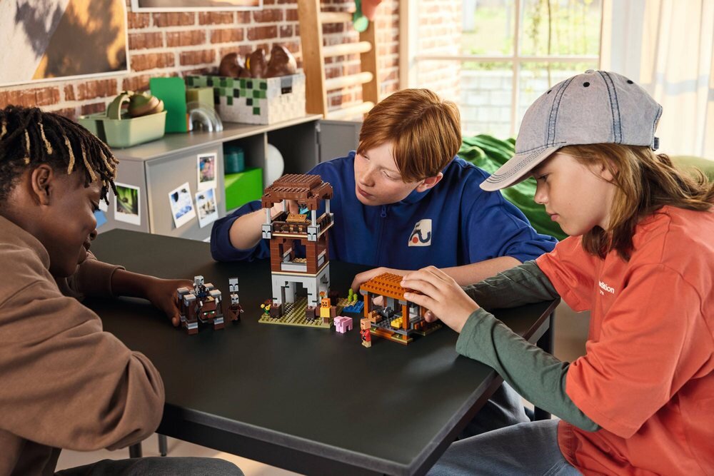 LEGO 21278 Minecraft Kryjówka rozbójników i dewastatorów 24 cm wysokości, 16 cm szerokości i 12 cm głębokości