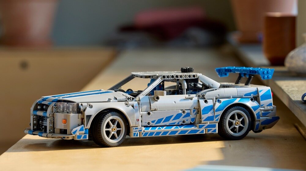 LEGO 42210 Technic 2 Fast 2 Furious Nissan Skyline GT-R (R34) kv lifestyle początek opisu sekcja nagłówkowa