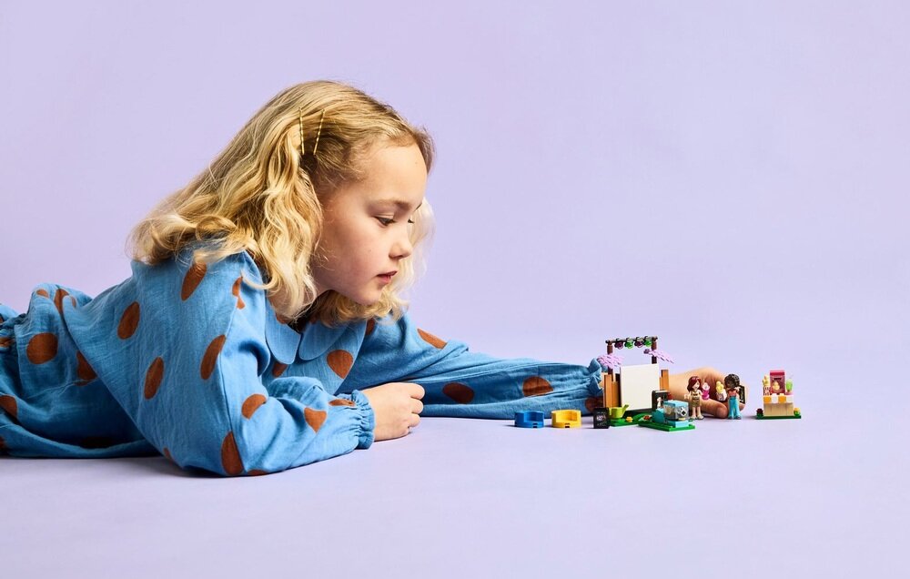 LEGO 42642 Friends Maraton filmowy przyjaciółek  mały projektor i dwa slajdy 9 cm wysokości, 9 cm szerokości i 11 cm głębokości