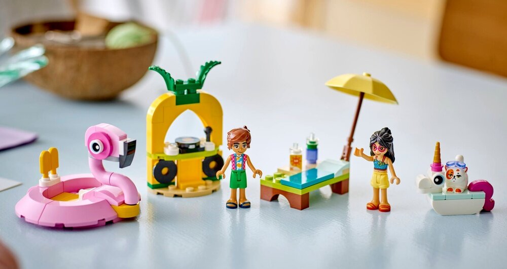 LEGO 42658 Friends Impreza na basenie z jednorożcem i flamingiem kv lifestyle początek opisu sekcja nagłówkowa