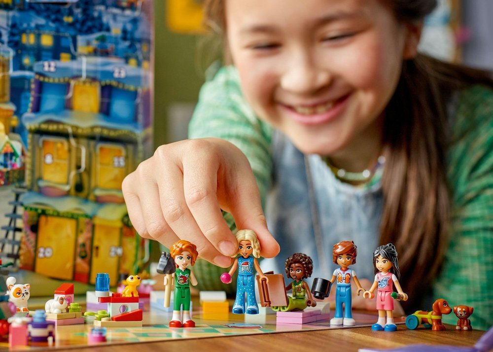 LEGO 42668 Friends Kalendarz adwentowy na 2025 rok LEGO Friends: Następny Rozdział 24 niespodzianki na każdy przedświąteczny dzień 