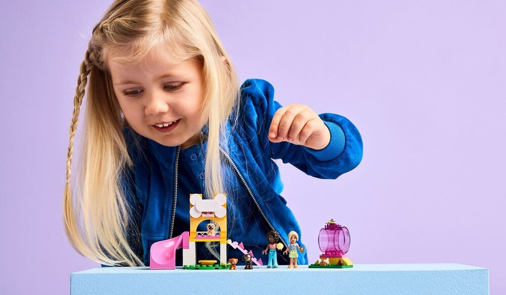 LEGO 42665 Friends Plac zabaw dla szczeniaczków  minilaleczki Aliyi i Sary, trzy figurki psów akcesoria