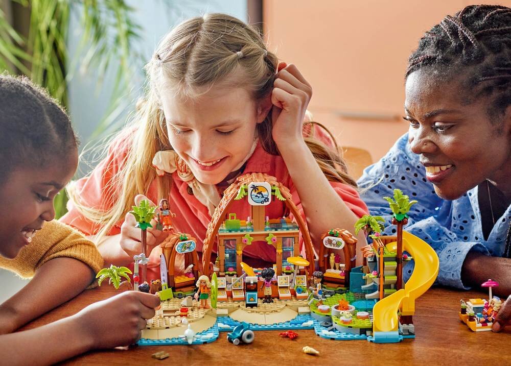 LEGO 42673 Friends Rodzinne wakacje na plaży dzieci bawią się zestawem figurki klocki budowanie