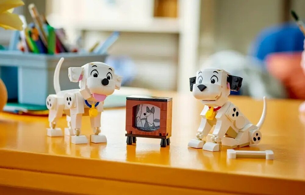 LEGO 43271 Disney Classic 101 dalmatyńczyków - Szczeniaczki Szczęściarz i Penny kv lifestyle początek opisu sekcja nagłówkowa