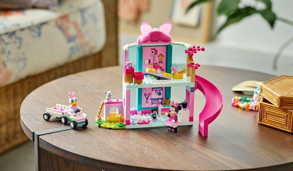 LEGO 43274 Disney Classic Hotel dla zwierząt Minnie kv lifestyle początek opisu sekcja nagłówkowa