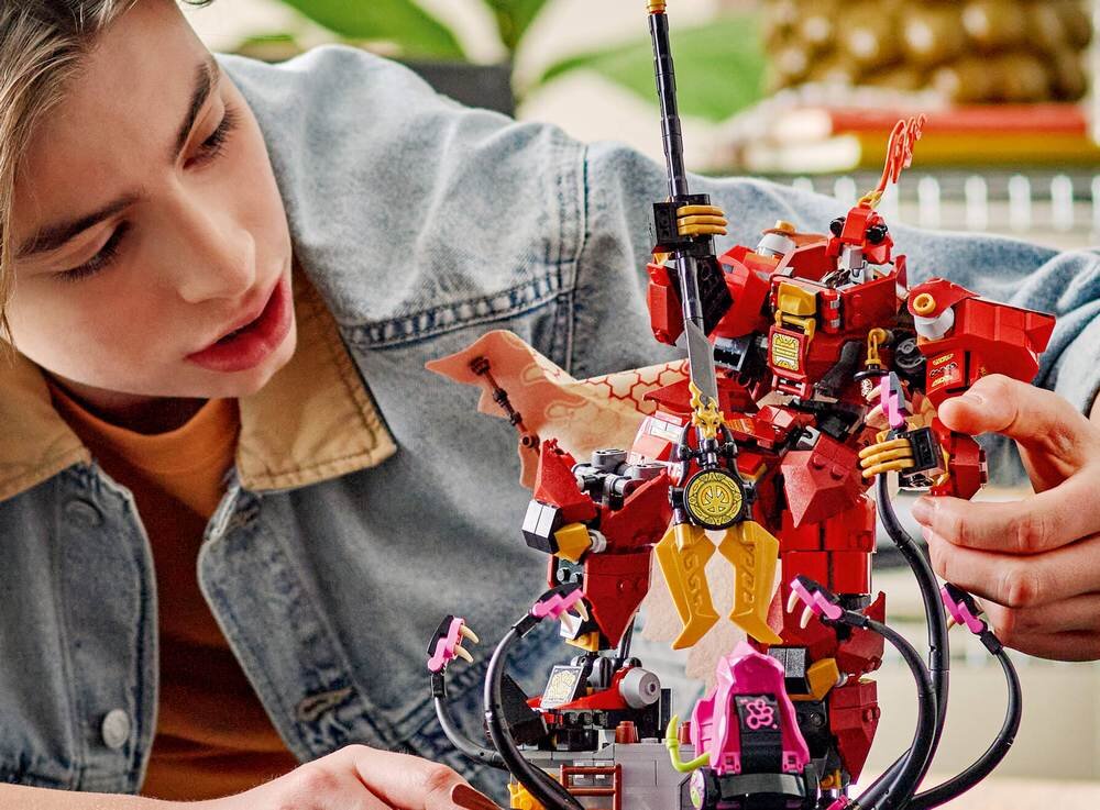 LEGO 71846 NINJAGO Mech ognistego rycerza 40 cm wysokości przy ustawieniu na podstawce