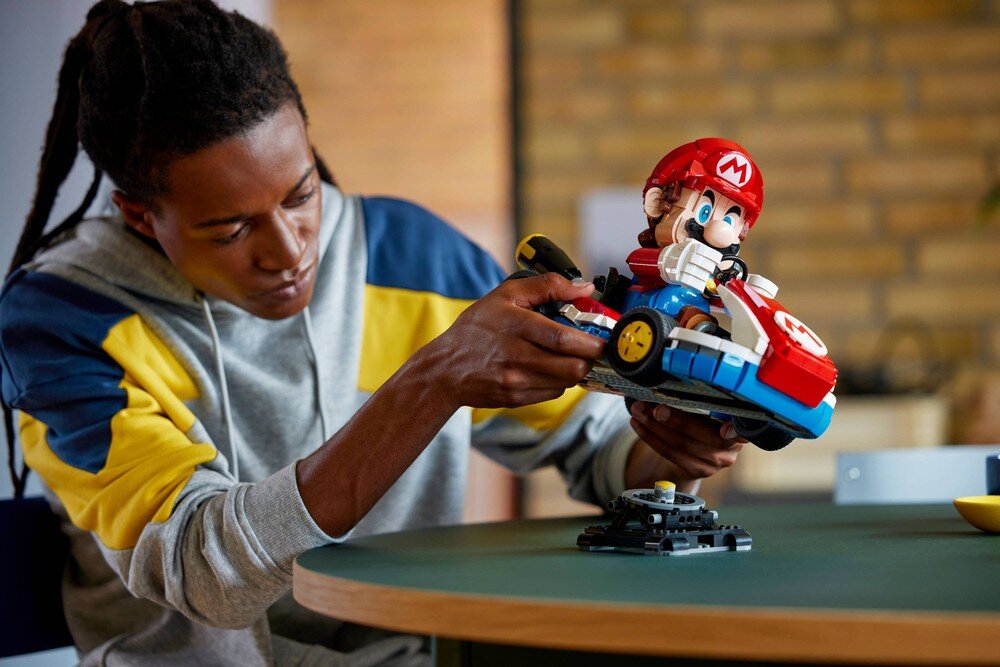 LEGO 72037 Super Mario Mario Kart: Mario i Standard Kart 22 cm wysokości, 32 cm długości i 19 cm szerokości wymiary elementy