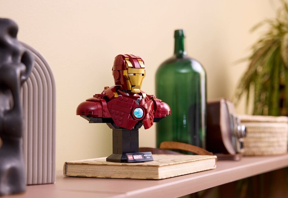 LEGO 76327 Marvel Popiersie Iron Mana MK4   kv lifestyle początek opisu sekcja nagłówkowa