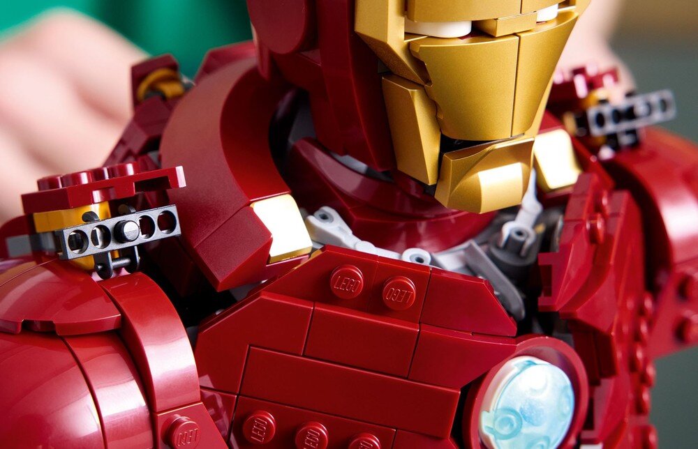 LEGO 76327 Marvel Popiersie Iron Mana MK4 436 elementów dwie regulowane klapy z tyłu, dwa chowane działka na ramionach