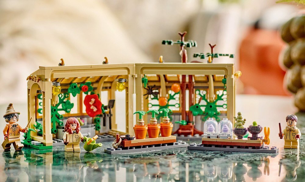 LEGO 76445 Harry Potter Zamek Hogwart: zajęcia z zielarstwa kv lifestyle początek opisu sekcja nagłówkowa